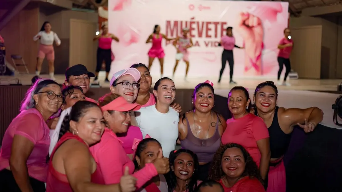 Ana Paty Peralta con participantes de la activación Muévete por la Vida