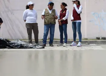 Ana Paty Peralta supervisa pavimentacion en la avenida 135