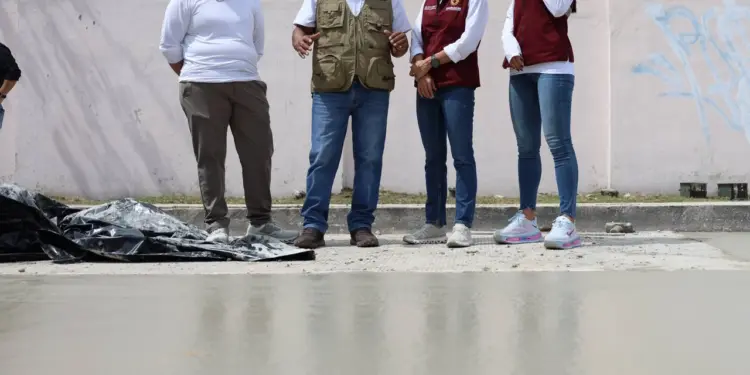 Ana Paty Peralta supervisa pavimentacion en la avenida 135
