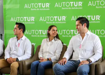 Ana Paty Peralta presenta nuevas unidades de Autotur en Cancún