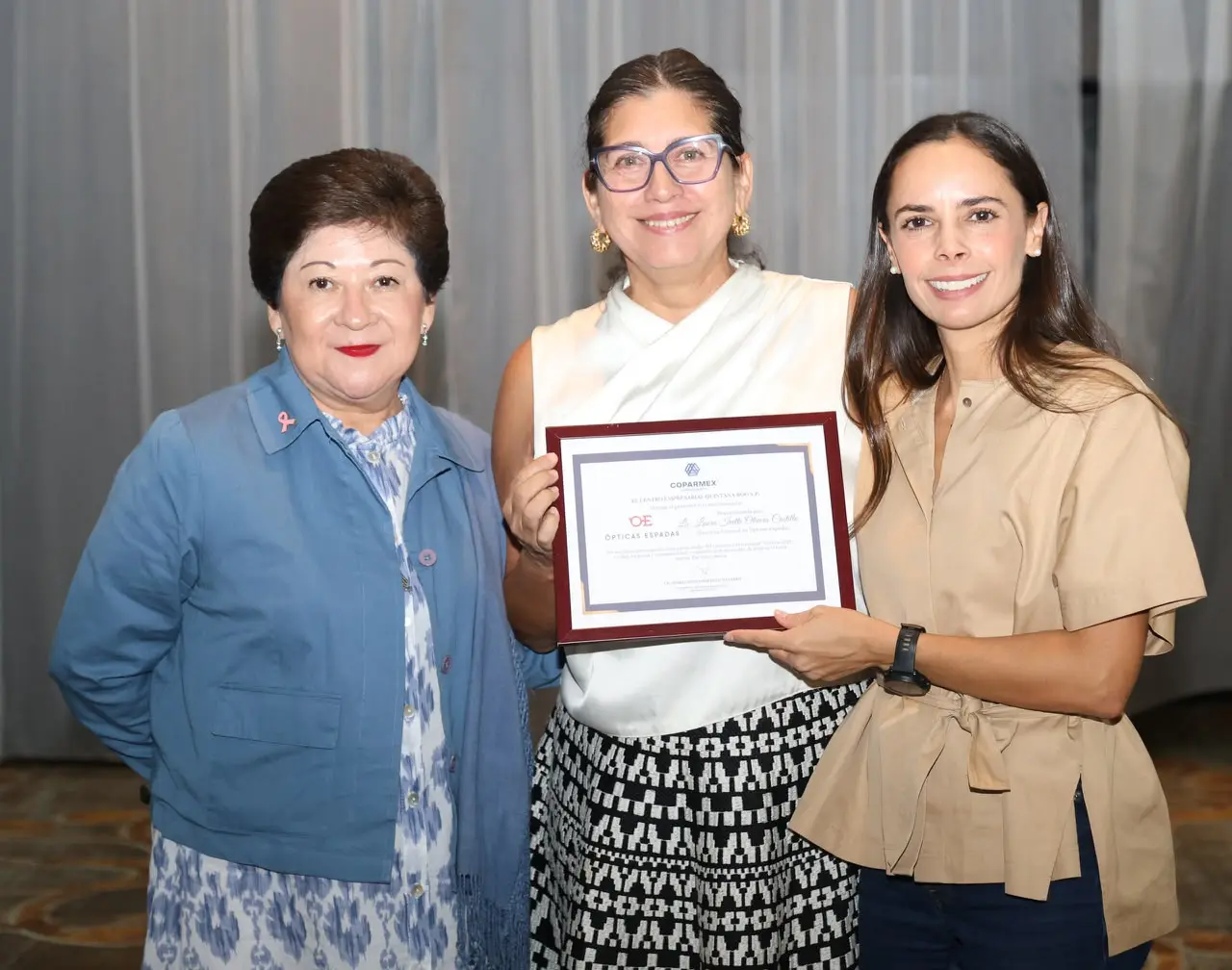 Ana Paty Peralta entrega un reconocimiento durante el Encuentro Empresarial Cancún 2027