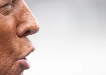 Juez bloquea multas millonarias a migrantes en EE.UU.