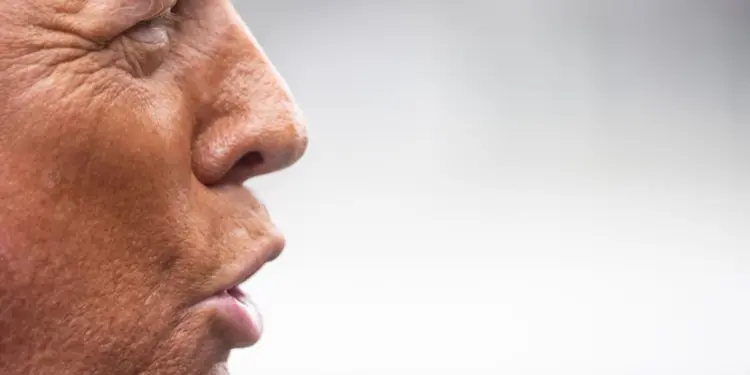 Juez bloquea multas millonarias a migrantes en EE.UU.