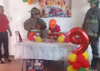 Bomberos de Cancun cumplen el sueño del niño Erick en su cumpleaños