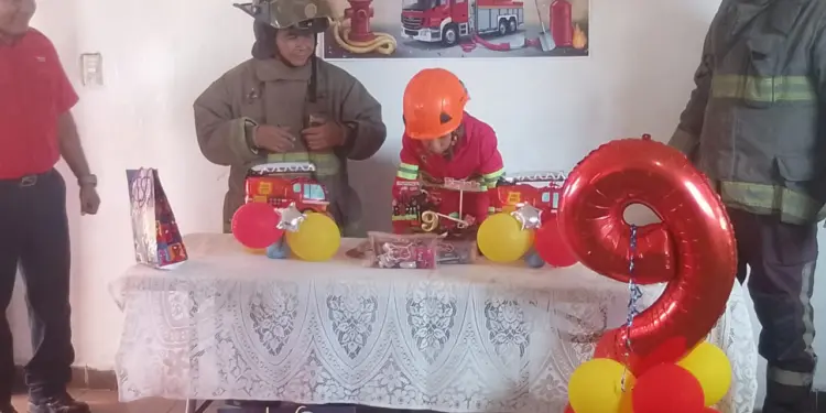 Bomberos de Cancun cumplen el sueño del niño Erick en su cumpleaños