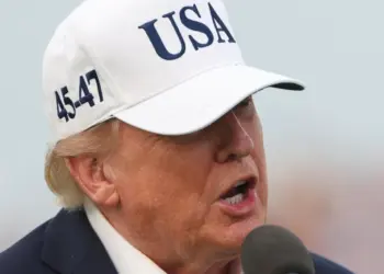 Trump acusa a los hutíes de manipular los precios del petróleo
