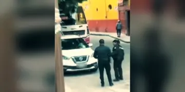 Conductora embiste a agente de Tránsito en San Miguel de Allende y es detenida