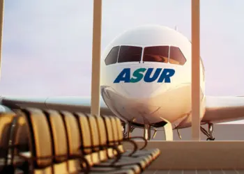Avión de ASUR frente a la sala de espera de un aeropuerto
