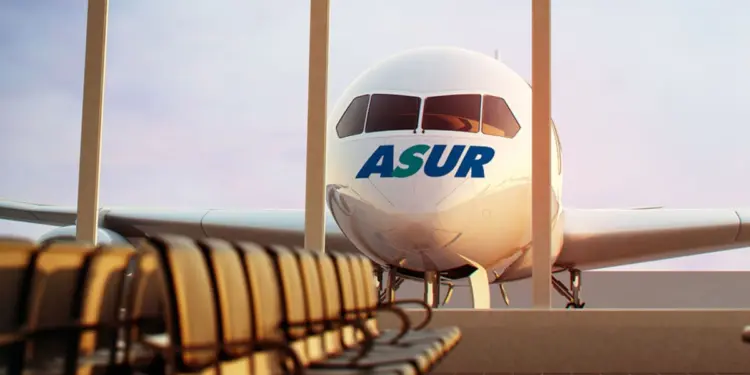 Avión de ASUR frente a la sala de espera de un aeropuerto