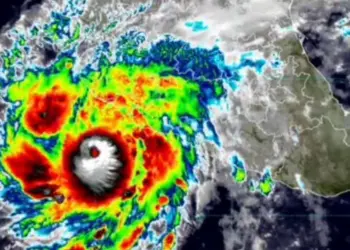 Suspenden actividades en municipios por huracán Simon en México