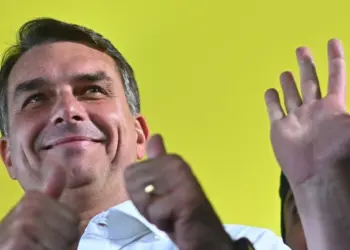 Primera encuesta de segunda vuelta en Brasil: Flávio Bolsonaro 49%, Lula 45%