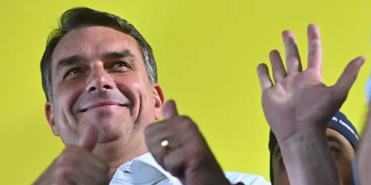 Primera encuesta de segunda vuelta en Brasil: Flávio Bolsonaro 49%, Lula 45%