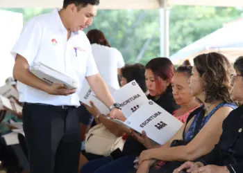 Ana Paty Peralta y Mara Lezama entregan 460 escrituras en Cancun