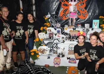 Vecinos de la SM 64 celebran el Festival Janal Pixan Donceles en Cancún