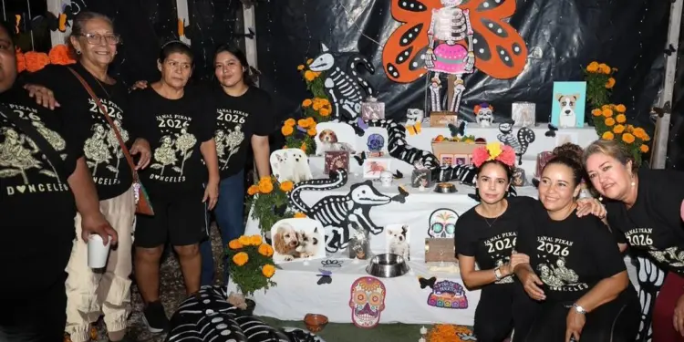 Vecinos de la SM 64 celebran el Festival Janal Pixan Donceles en Cancún