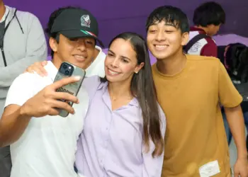 Ana Paty Peralta entrega cinco distintivos Green Flag en Cancun