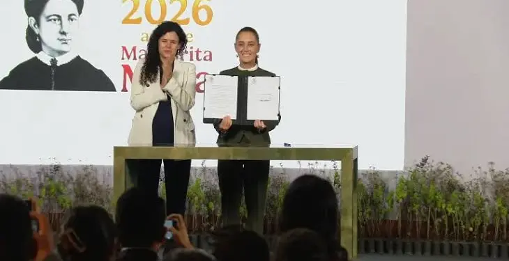 Sheinbaum firma decreto para proteger a menores en redes sociales