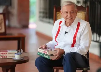AMLO reaparece con nuevo libro y lanza críticas a EU