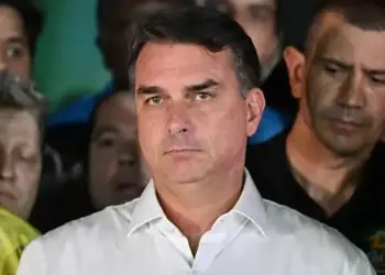 Flávio Bolsonaro pide anular los comicios en Brasil