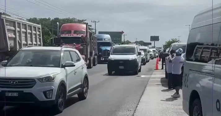 Manifestación de transportistas afecta vuelos en Cancún