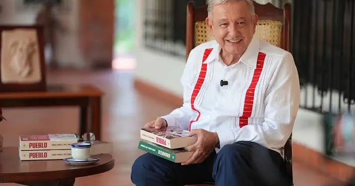 AMLO reaparece con nuevo libro y lanza críticas a EU