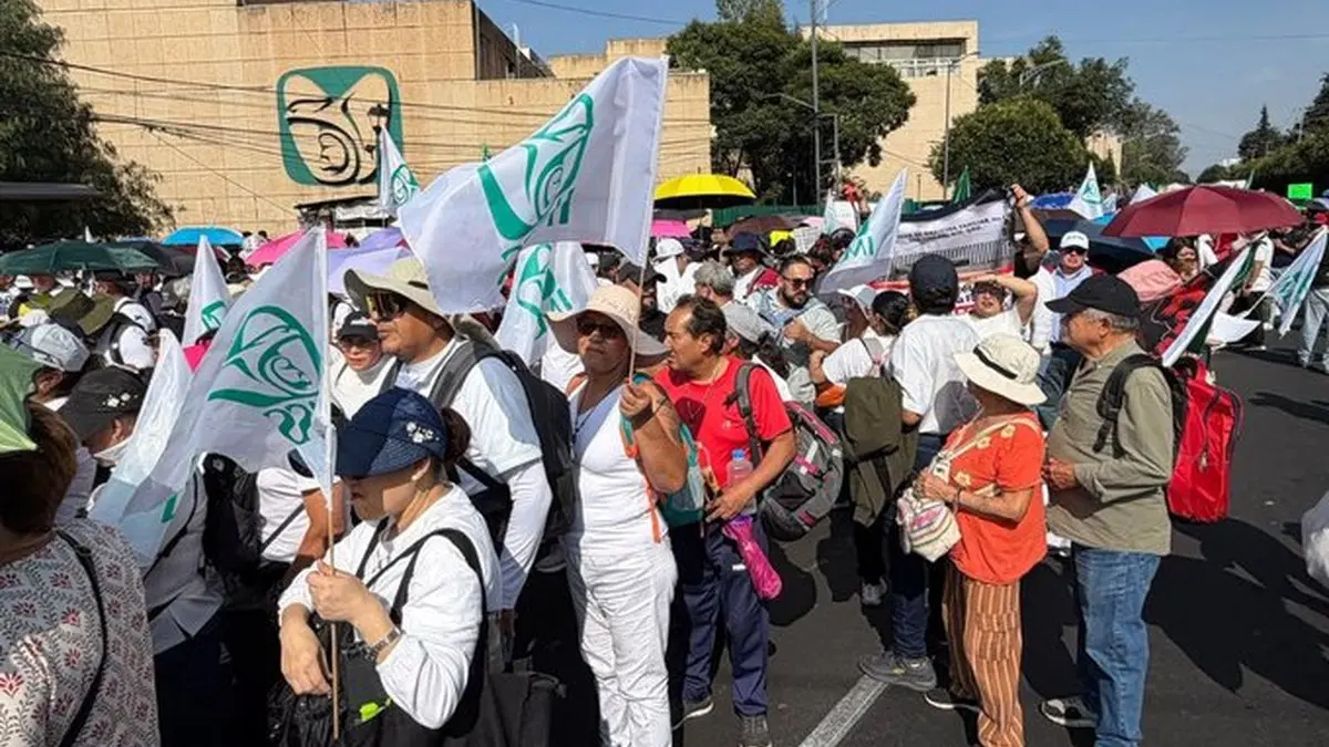 Trabajadores del IMSS protestan con banderas del Instituto contra la propuesta salarial