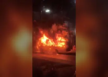Incendio de autobús en la avenida Tulum de Cancún frente al Teatro de la Ciudad