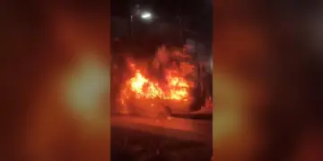 Incendio de autobús en la avenida Tulum de Cancún frente al Teatro de la Ciudad