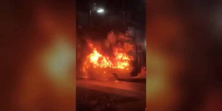 Incendio de autobús en la avenida Tulum de Cancún frente al Teatro de la Ciudad