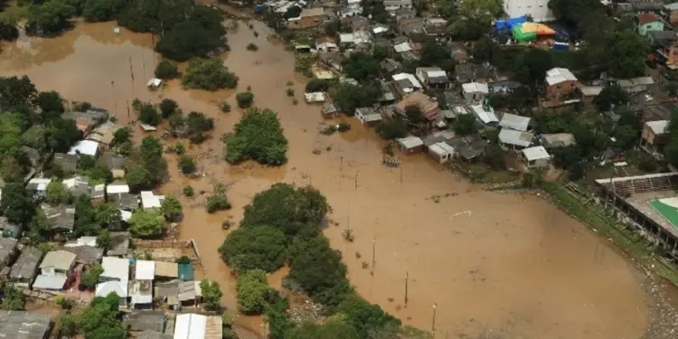 Inundaciones en Paraguay evacuan a mas de 600 familias por la crecida del rio Parana