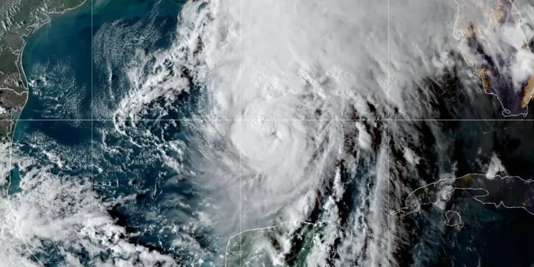Isaías sube a categoría 2 y se aleja de Cancún; puertos siguen cerrados por mar de fondo
