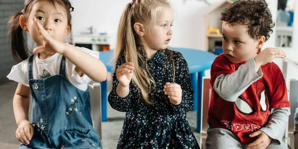 Niños en un salón de preescolar