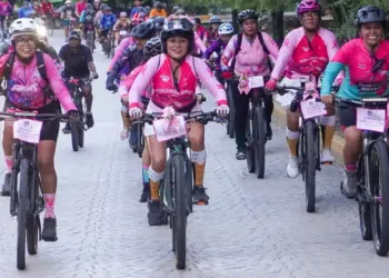 Más de 80 ciclistas pedalean contra el cáncer de mama en Rodando Cancún
