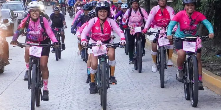 Más de 80 ciclistas pedalean contra el cáncer de mama en Rodando Cancún