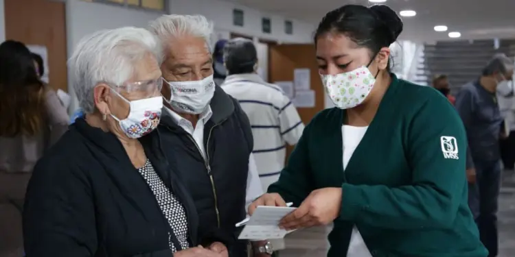 Adultos mayores realizan trámite de pensión en oficinas del IMSS