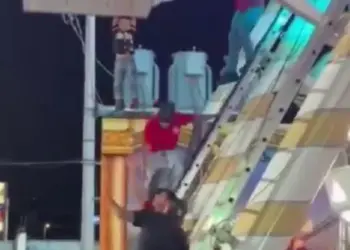 Niño queda colgado de Rueda de la Fortuna en Feria de Torreón