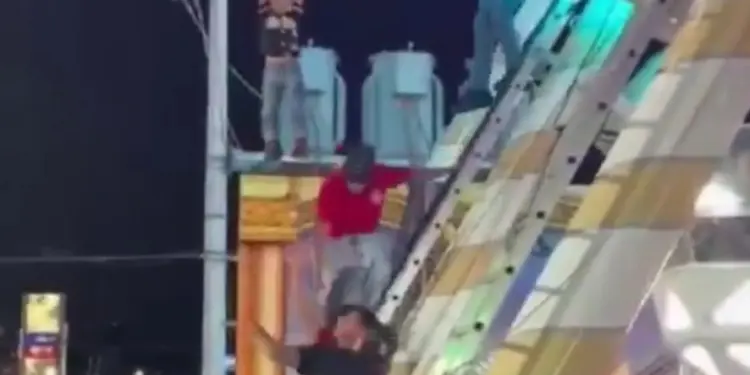 Niño queda colgado de Rueda de la Fortuna en Feria de Torreón