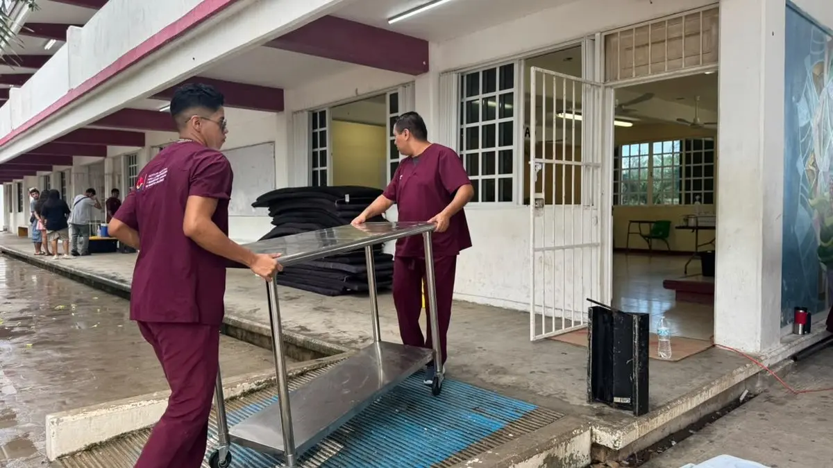 Personal veterinario prepara el área de cirugía en la Secundaria 37 de Cancún