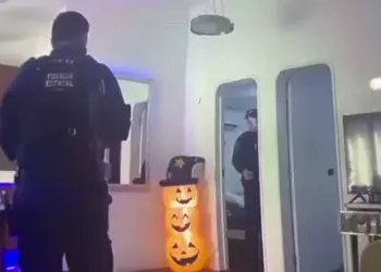 Elementos policiacos dentro de un domicilio en Quintana Roo, captura de video difundido en redes