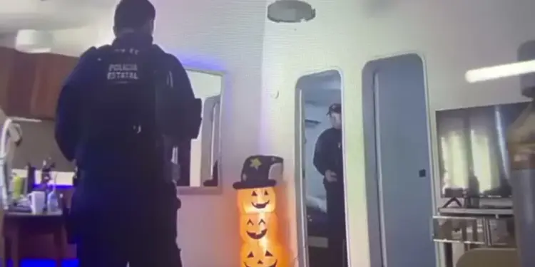 Elementos policiacos dentro de un domicilio en Quintana Roo, captura de video difundido en redes