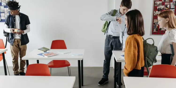 Estudiantes de secundaria en un salón de clases