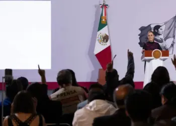 Sheinbaum llega a Chetumal para supervisar hospitales del IMSS-Bienestar
