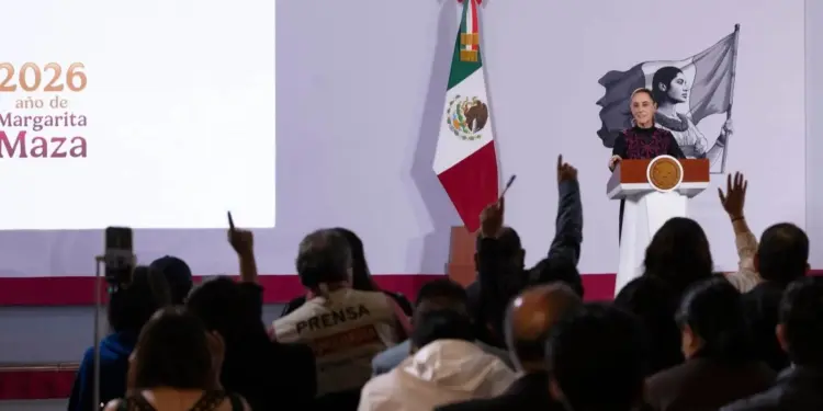 Sheinbaum llega a Chetumal para supervisar hospitales del IMSS-Bienestar