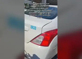 Taxista cierra el paso a motociclista en la avenida Juárez de Playa del Carmen