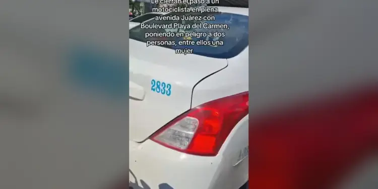 Taxista cierra el paso a motociclista en la avenida Juárez de Playa del Carmen