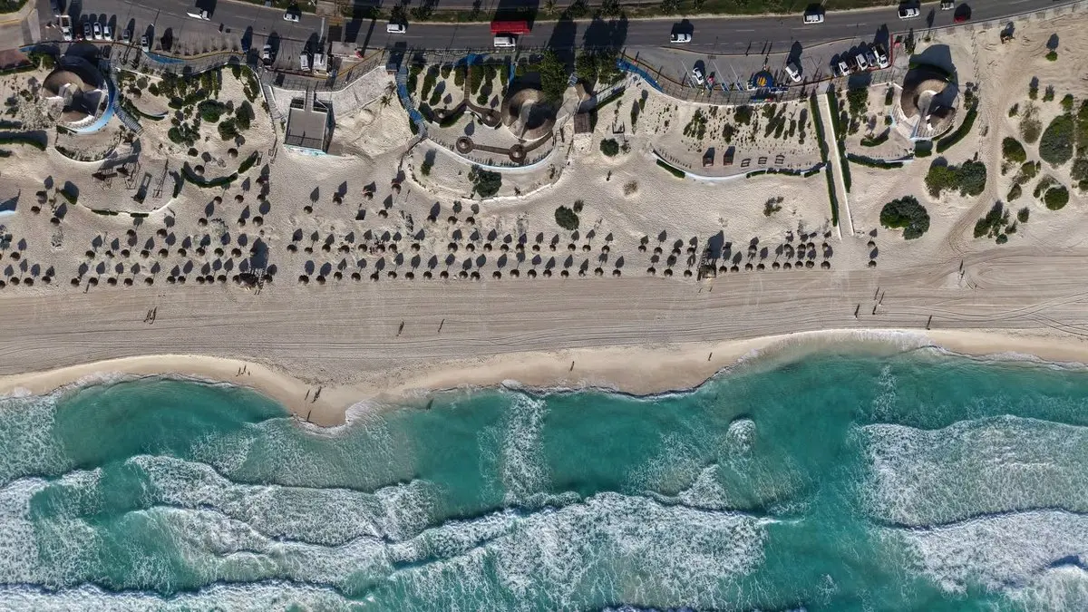 Vista aérea de una playa pública de la Zona Hotelera de Cancún
